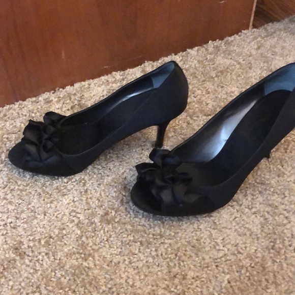 Black heel with Ruffles - Picture 2 of 4